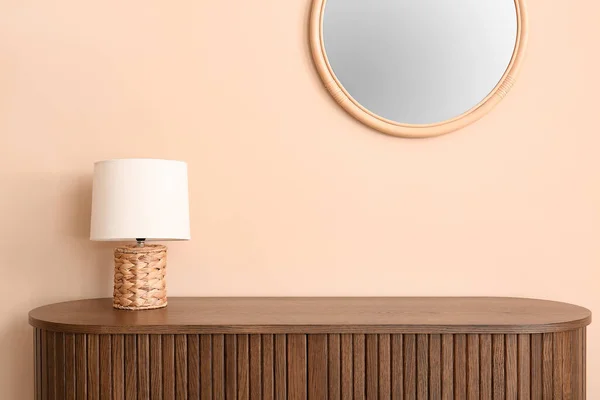 Cómoda Moderna Con Lámpara Espejo Colgando Pared Beige Habitación —  Fotos de Stock