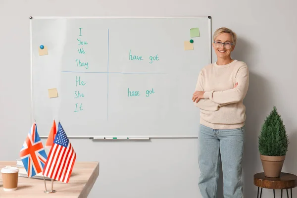 Professora Conduzindo Gramática Inglesa Perto Flipboard Sala Aula — Fotografia de Stock