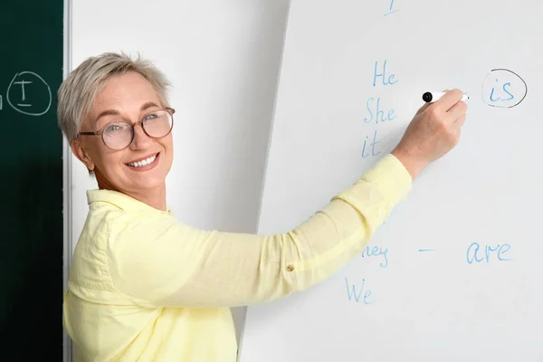 Lehrerin Schreibt Englische Grammatik Auf Flipboard Klassenzimmer — Stockfoto