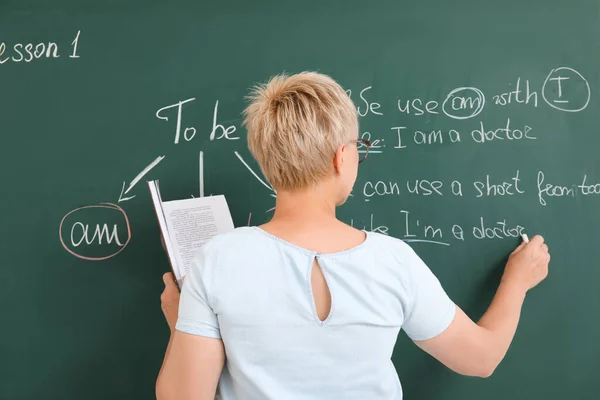 Female English Teacher Writing Grammar Chalkboard Classroom Back View — Stock Photo, Image