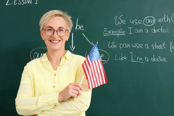 Vrouwelijke Leraar Engels Met Usa Vlag Klas — Stockfoto