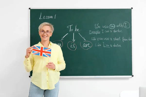课堂上悬挂英国国旗的女英语教师 — 图库照片