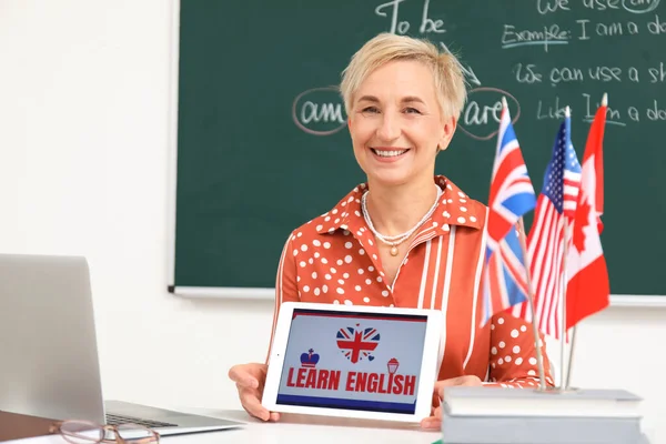 Vrouwelijke Leraar Met Tablet Computer Met Tekst Learn English Klas — Stockfoto