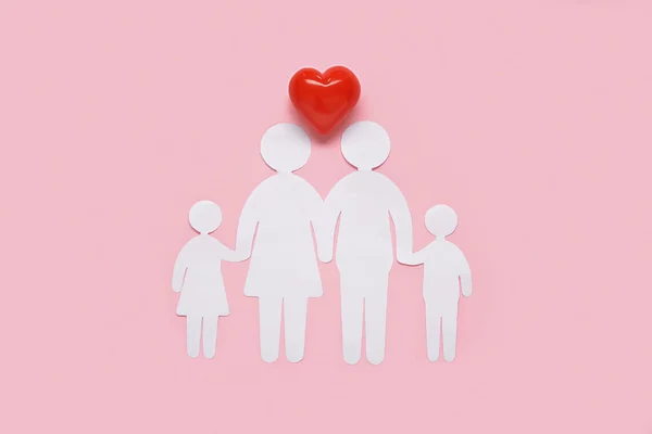 Figuras Familia Corazón Sobre Fondo Rosa Concepto Seguro Médico —  Fotos de Stock