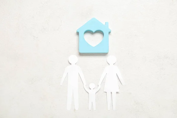 Figuren Der Familie Mit Haus Auf Weißem Hintergrund — Stockfoto