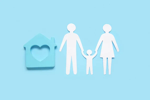 Figuras Família Com Casa Fundo Azul — Fotografia de Stock