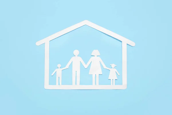 Figuras Familia Con Casa Sobre Fondo Azul —  Fotos de Stock