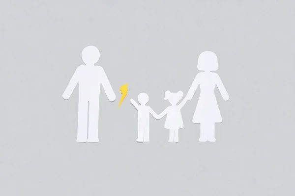 灰色の背景に稲妻を持つ家族の図 離婚コンセプト — ストック写真