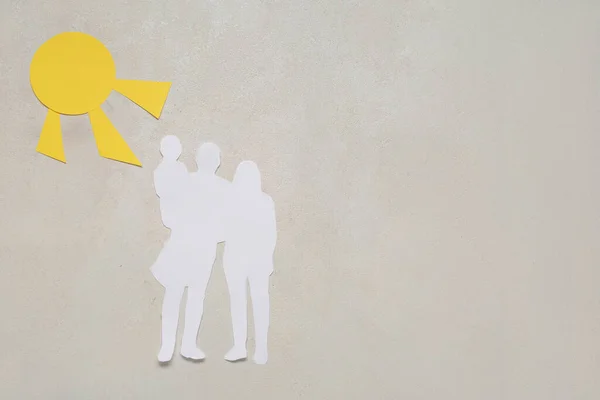 在灰蒙蒙的背景下有太阳的家庭的数字 — 图库照片