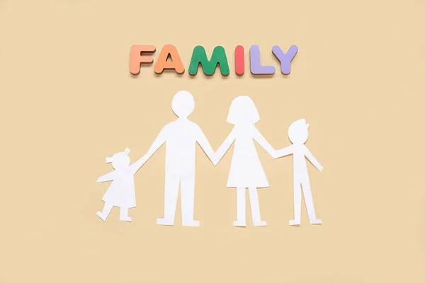 Menschliche Figuren Und Wort Family Aus Holzbuchstaben Auf Beigem Hintergrund — Stockfoto