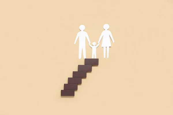 Figuras Familia Escalera Sobre Fondo Beige —  Fotos de Stock
