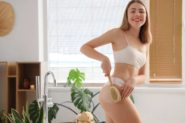 여자가 화장실에서 셀룰라이트 브러시와 그녀의 엉덩이를 마사지 — 스톡 사진