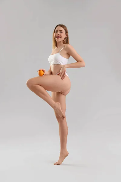 Mujer Joven Con Problema Celulitis Naranja Sobre Fondo Claro —  Fotos de Stock