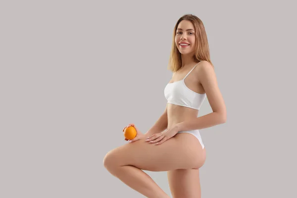 Młoda Kobieta Problemem Cellulitu Pomarańczowy Jasnym Tle — Zdjęcie stockowe