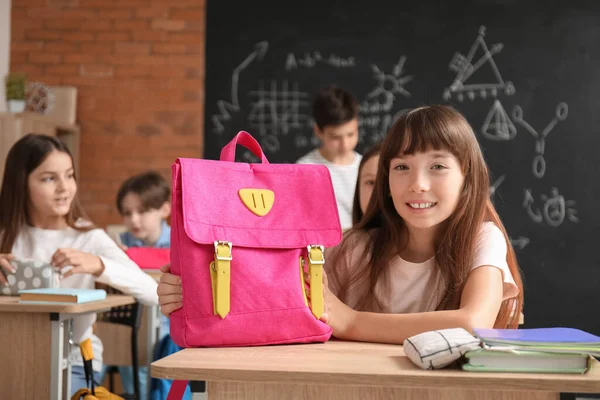 教室でバックパックを持つ女の子 — ストック写真