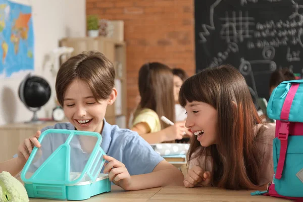 Kleine Leerlingen Met Rugzak Lunchbox Klas — Stockfoto