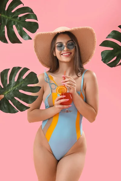 Junge Frau Mit Palmblättern Trinkt Sommercocktail Auf Rosa Hintergrund — Stockfoto