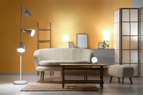 Interieur Des Dunklen Wohnzimmers Mit Gemütlichem Sofa Couchtisch Und Glühenden — Stockfoto
