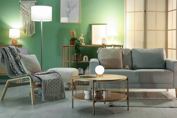 Innenraum Des Wohnzimmers Mit Grauem Sofa Sessel Couchtisch Und Glühenden — Stockfoto