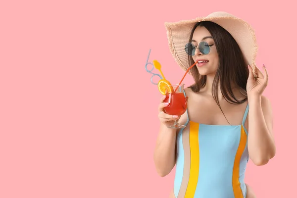 Junge Frau Trinkt Sommercocktail Auf Rosa Hintergrund — Stockfoto