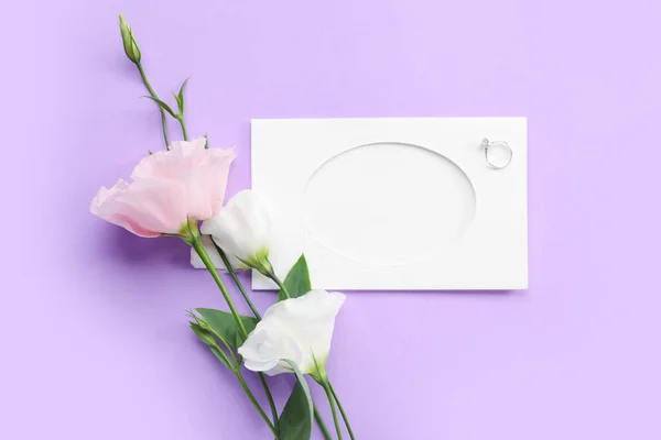 Σύνθεση Λευκή Κάρτα Δαχτυλίδι Αρραβώνων Και Όμορφα Άνθη Ευστώματος Μωβ — Φωτογραφία Αρχείου