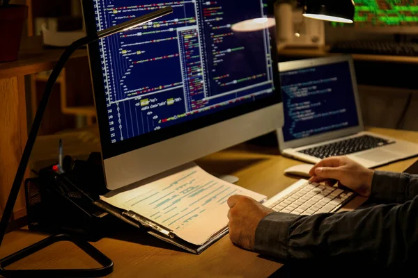 Manlig Programmerare Arbetar Kontoret Natten Närbild — Stockfoto