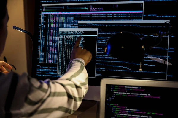Gece ofiste bilgisayarla çalışan kadın programcı, yakın plan.