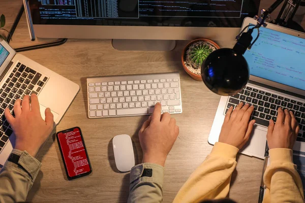 Programadores Trabajando Oficina Por Noche Vista Superior —  Fotos de Stock