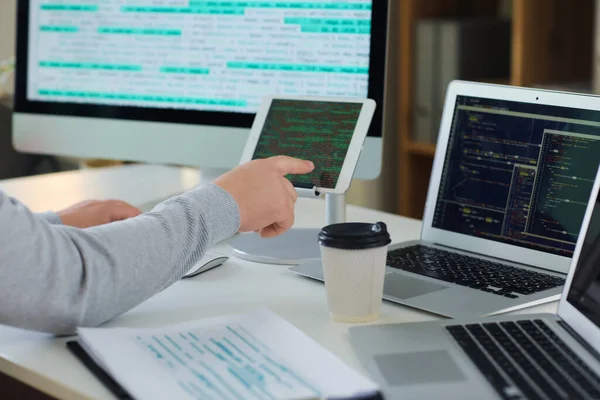 Manlig Programmerare Arbetar Med Surfplatta Dator Vid Bordet Kontoret Närbild — Stockfoto