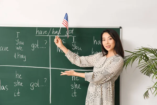 Vrouwelijke Leraar Engels Met Usa Vlag Die Grammatica Les Geeft — Stockfoto