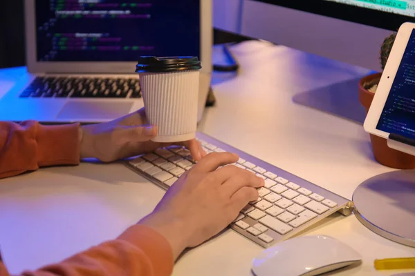 Kvinnlig Programmerare Med Kopp Kaffe Arbetar Kontoret Natten Närbild — Stockfoto