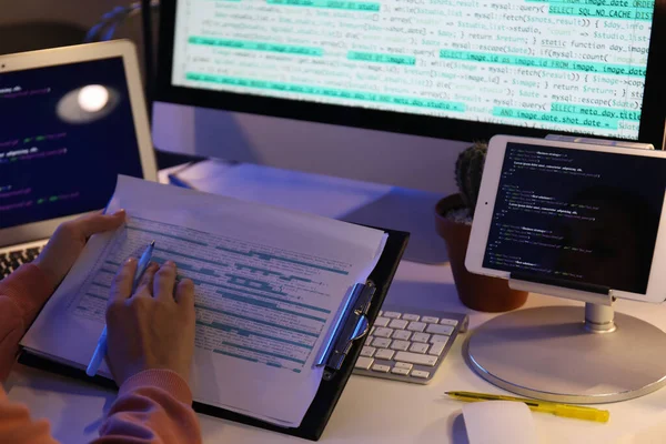 Kvinnlig Programmerare Arbetar Kontoret Natten Närbild — Stockfoto