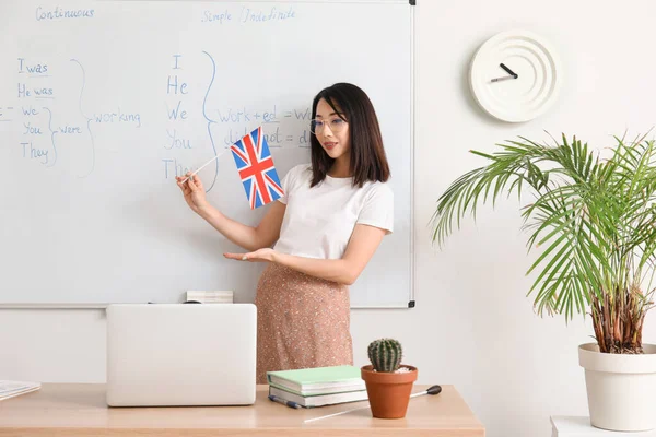 Vrouwelijke Leraar Engels Met Britse Vlag Die Grammatica Les Geeft — Stockfoto