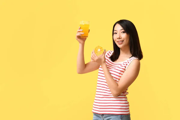 Mooie Aziatische Vrouw Met Sinaasappel Glas Sap Gele Achtergrond — Stockfoto
