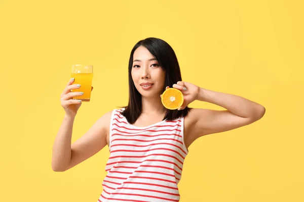 Mooie Aziatische Vrouw Met Sinaasappel Glas Sap Gele Achtergrond — Stockfoto