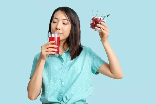 Mooie Aziatische Vrouw Met Kersen Drinken Sap Blauwe Achtergrond — Stockfoto