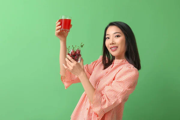 Belle Femme Asiatique Avec Des Cerises Verre Jus Sur Fond — Photo