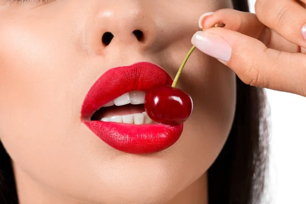 Mooie Vrouw Met Rode Lippen Kers Witte Achtergrond Close — Stockfoto