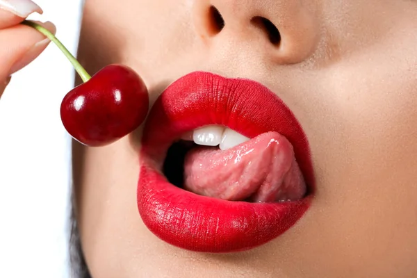 Mooie Vrouw Met Rode Lippen Kers Witte Achtergrond Close — Stockfoto