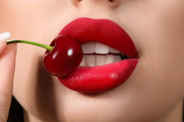 Schöne Frau Mit Roten Lippen Und Kirsche Nahaufnahme — Stockfoto