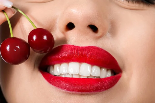Mooie Vrouw Met Rode Lippen Kersen Close — Stockfoto