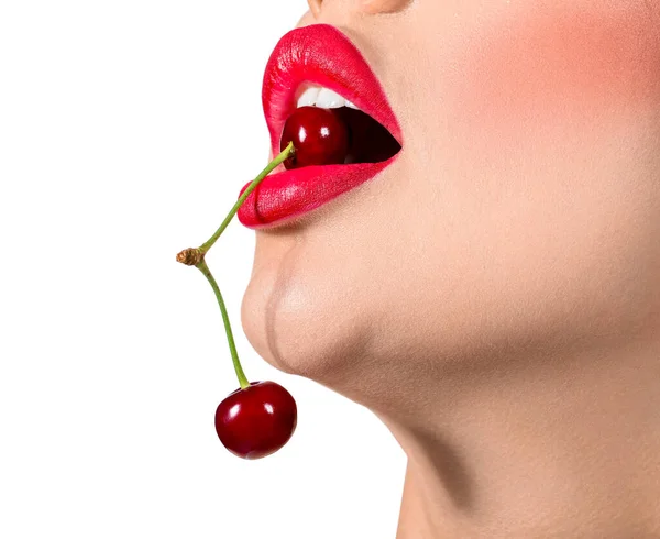 Schöne Frau Mit Roten Lippen Und Kirschen Auf Weißem Hintergrund — Stockfoto
