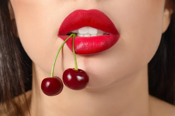 Schöne Frau Mit Roten Lippen Und Kirschen Nahaufnahme — Stockfoto