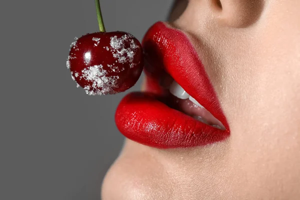 Schöne Frau Mit Roten Lippen Und Gefrorenen Kirschen Auf Dunklem — Stockfoto