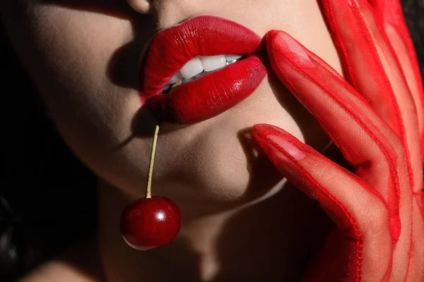 Schöne Frau Mit Roten Lippen Und Kirsche — Stockfoto