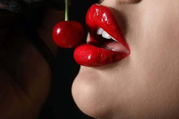 Belle Femme Aux Lèvres Rouges Cerise Sur Fond Sombre Gros — Photo