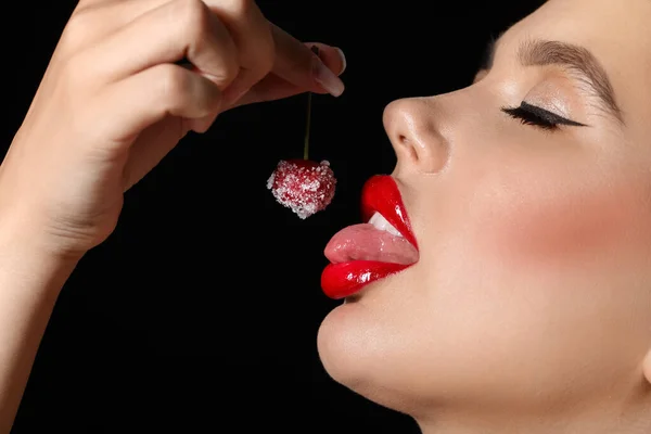 Belle Femme Aux Lèvres Rouges Cerise Gelée Sur Fond Noir — Photo