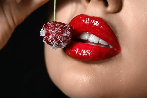 Schöne Frau Mit Roten Lippen Und Gefrorenen Kirschen Auf Schwarzem — Stockfoto