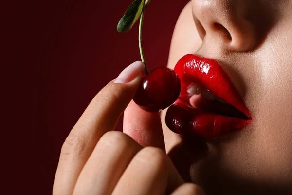 Mulher Bonita Com Lábios Vermelhos Cereja Fundo Escuro Close — Fotografia de Stock