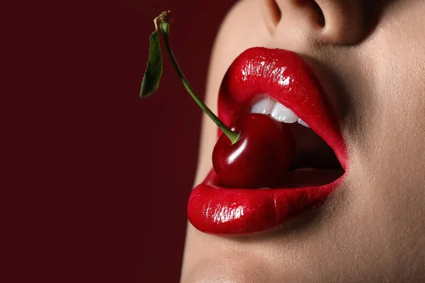 Belle Femme Aux Lèvres Rouges Cerise Sur Fond Sombre Gros — Photo
